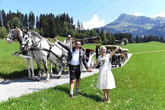 Falk Raudies mit Frau Andrea vor der Kutsche  Fotos: Schneider Press/ Wolfgang Breiteneicher